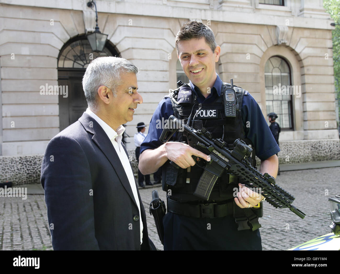 Der B rgermeister Von London Sadiq Khan links Mit Einem ARV Offizier der-b-rgermeister-von-london-sadiq-khan-links-mit-einem-arv-offizier