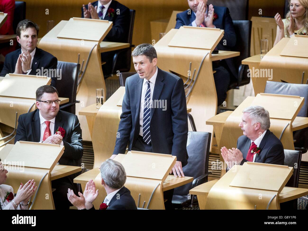 MSPs applaudieren Ken Macintosh, nachdem er zum Vorsitzenden des schottischen Parlaments in Edinburgh gewählt wurde. Stockfoto