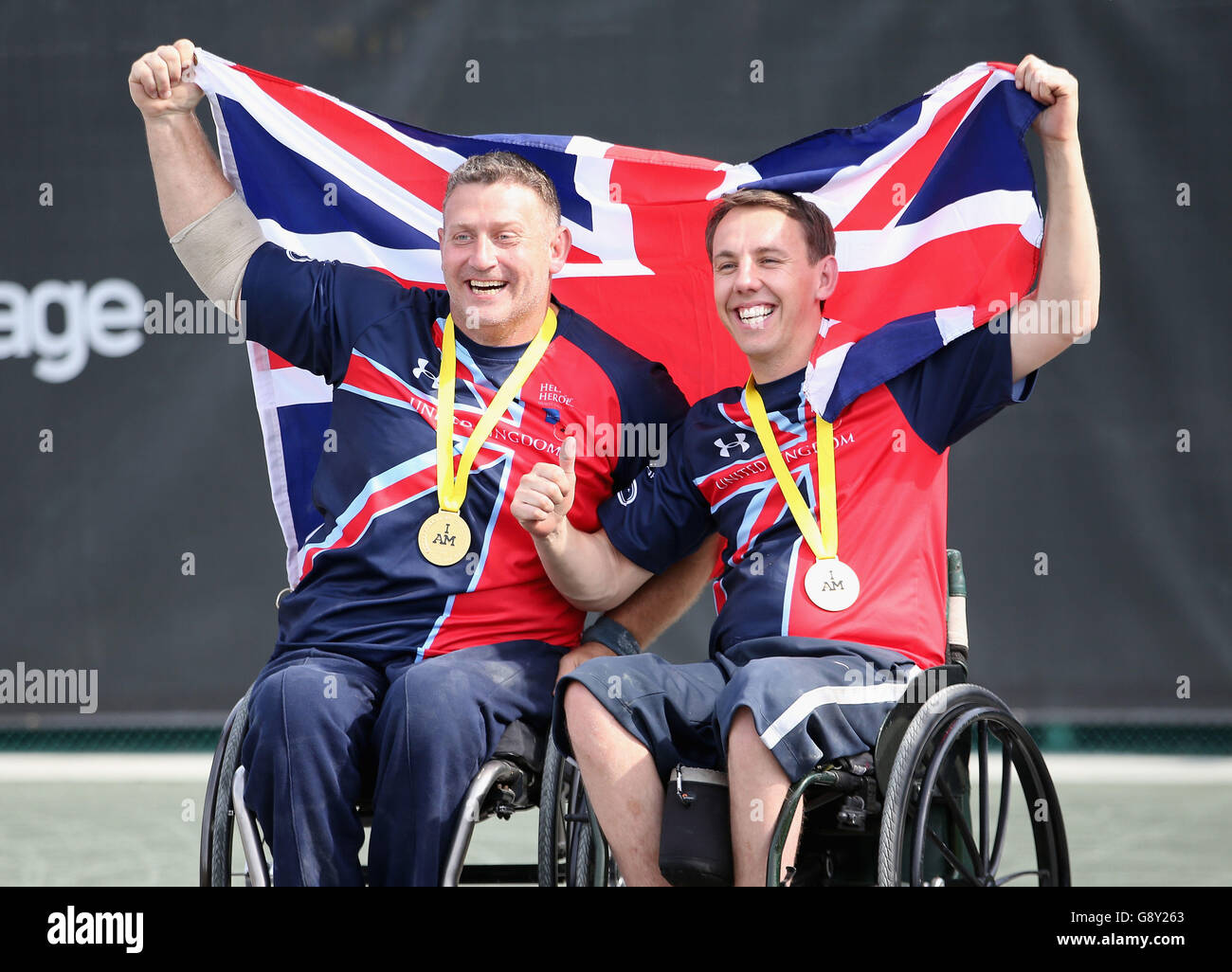 UK Wheelchair Doubles Tennismeister Andrew McErlean (links) und Alex Krol feiern nach dem Gewinn der Goldmedaillen bei den Invictus Games 2016 in der ESPN Wide World of Sports in Florida, USA. Stockfoto
