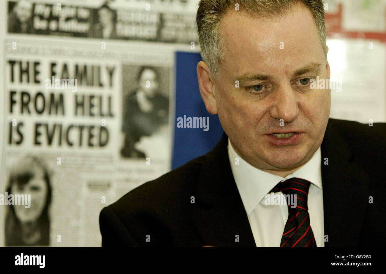 Der schottische erste Minister Jack McConnell besucht das Nachbarteam des Stadtrats von Manchester während eines eintägigen Besuchs in der Stadt, um zu sehen, wie sie gegen antisoziales Verhalten vorgehen, am Dienstag, den 11 2005. Oktober. Er wird von Justizministerin Cathy Jamieson und hochrangigen Vertretern von sieben schottischen Räten bei der Erkundungsmission im Nordwesten Englands begleitet. Siehe PA Geschichte SCHOTTLAND Anti-Social. DRÜCKEN SIE VERBANDSFOTO. Das Foto sollte lauten: Phil Noble/PA Stockfoto