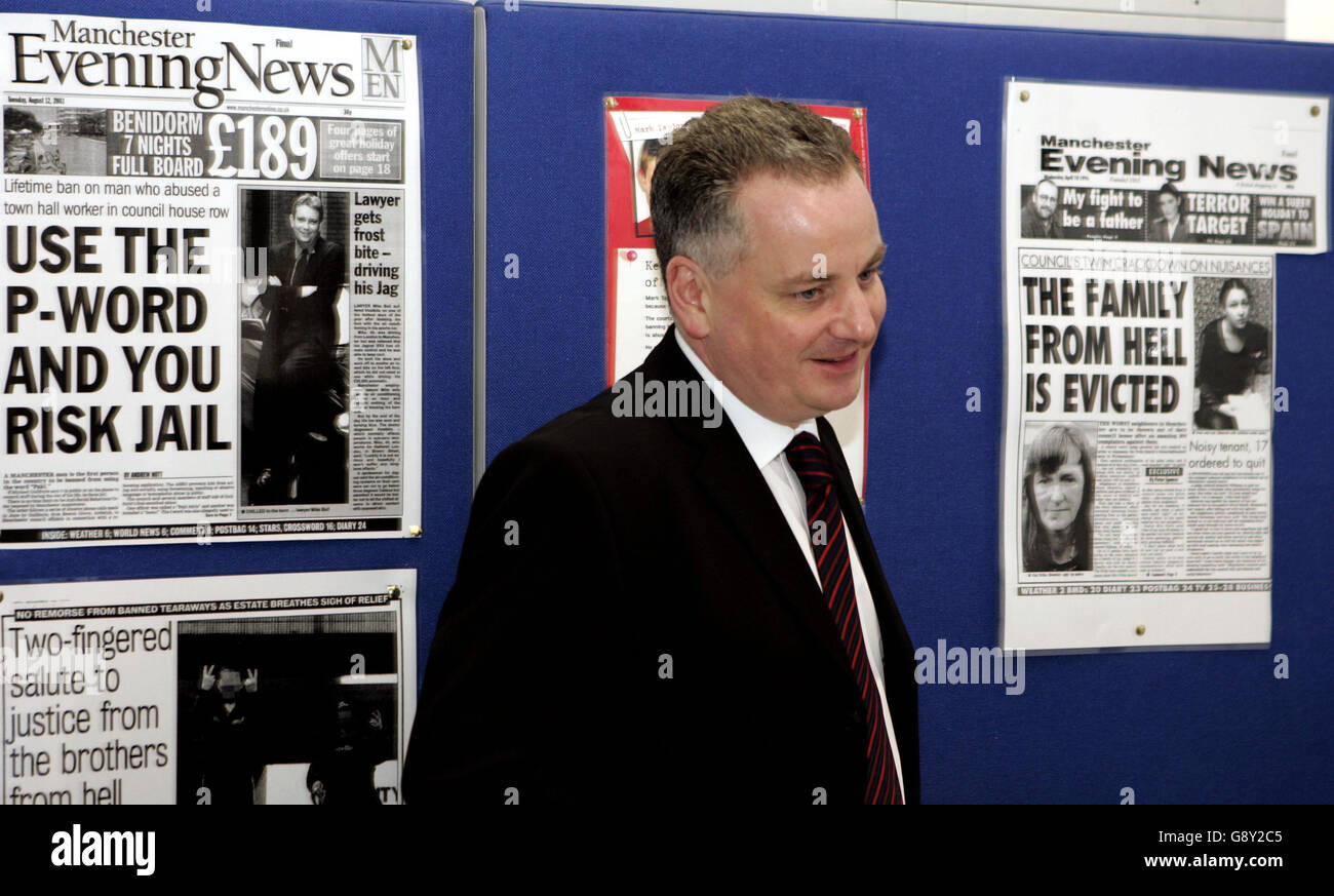 Der schottische erste Minister Jack McConnell besucht das Nachbarteam des Stadtrats von Manchester während eines eintägigen Besuchs in Manchester, um zu sehen, wie sie gegen antisoziales Verhalten vorgehen, Dienstag, den 11 2005. Oktober. McConnell wird von Justizministerin Cathy Jamieson und hochrangigen Vertretern von sieben schottischen Räten bei der Erkundungsmission im Nordwesten Englands begleitet. Siehe PA Geschichte SCHOTTLAND Anti-Social. DRÜCKEN SIE VERBANDSFOTO. Das Foto sollte lauten: Phil Noble/PA Stockfoto