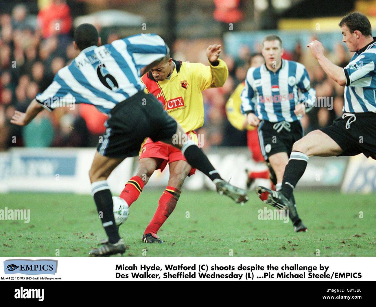 Micah Hyde aus Watford (Mitte) schießt trotz der Bemühungen von Jon Newsome (rechts) und des Walker (links) von Sheffield Wednesaday, sie zu blockieren Stockfoto