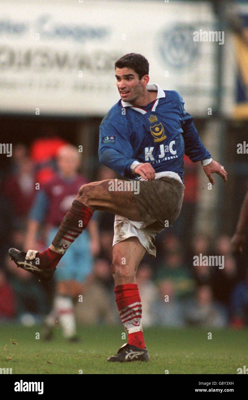 Fußball - Littlewoods FA Cup Dritte Runde - Portsmouth / Aston Villa. Craig Foster von Portsmouth erzielt das erste Tor Stockfoto