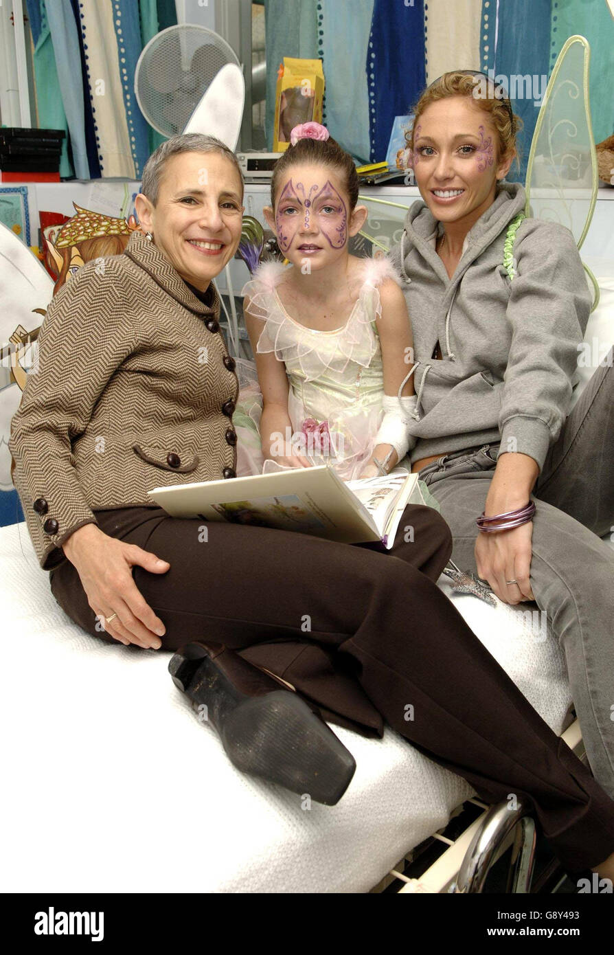 Popstar Jenny Frost besucht die 10-jährige Patientin Kayley Keir, Aus Walton in Liverpool - die kürzlich eine Herz- und Lungentransplantation hatte, nachdem sie aus Liverpool geeilt war - mit der US-Autorin Gail Carson Levine (L), die ihr Buch 'Fairy Dust and the Quest for the Egg' veröffentlicht - das erste in einer Reihe von Büchern, die die Märchenwelt erweitern Der Disney-Figur Tinker Bell, als ein Sitzungssaal für eine spezielle Kinderparty im Great Ormond Street Hospital im Zentrum von London in eine magische Märchengrotte verwandelt wird, am Freitag, den 14. Oktober 2005. DRÜCKEN SIE VERBANDSFOTO. Der Bildnachweis sollte lauten: Yui Mok/PA Stockfoto