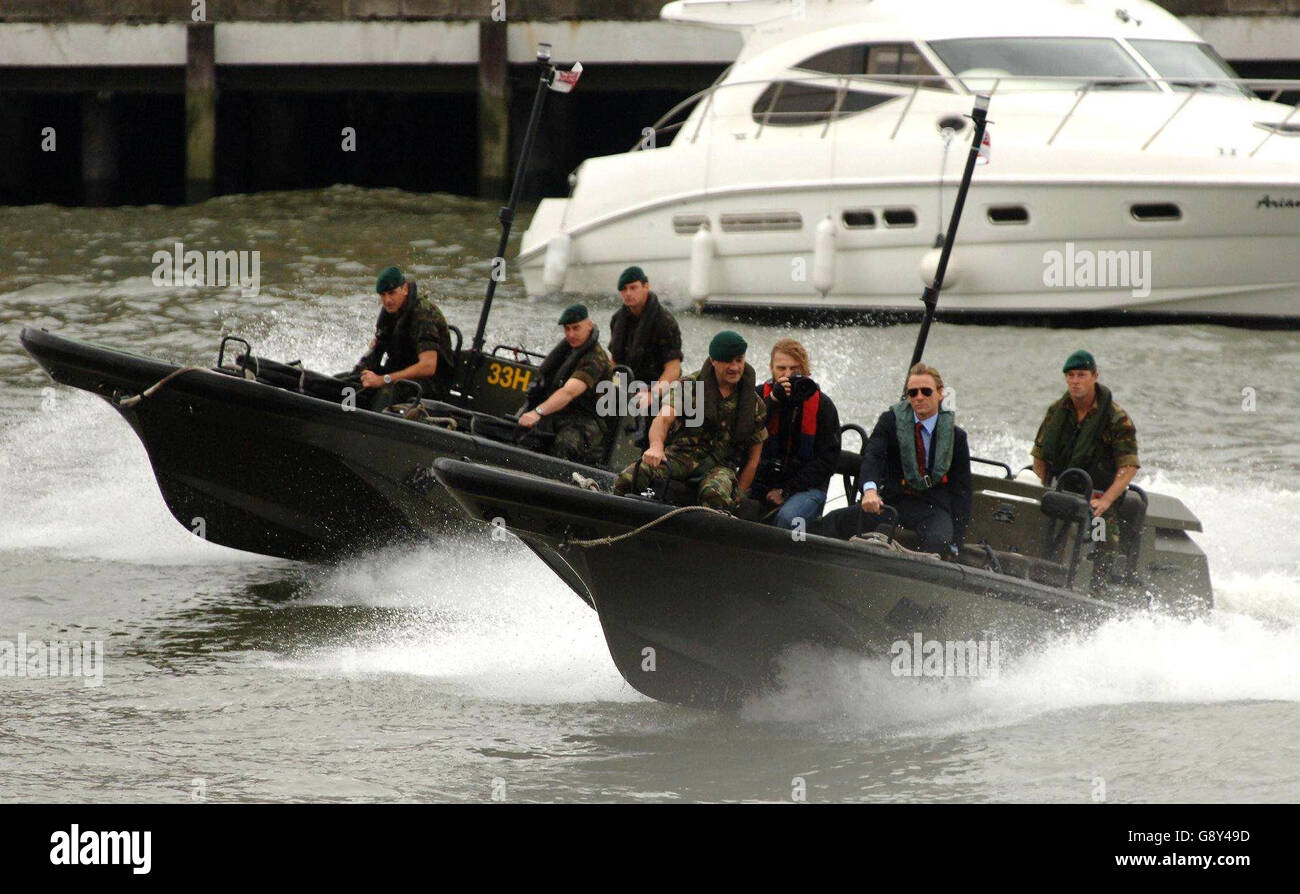 Der Schauspieler Daniel Craig wird als der neue James Bond 007 vorgestellt, bevor am Freitag, 14. Oktober 2005, die 21. Staffel der Serie „Casino Royale“ im HMS President, East London, gedreht wird. Siehe PA Story SHOWBIZ Bond. DRÜCKEN SIE VERBANDSFOTO. Der Bildnachweis sollte lauten: Ian West/PA Stockfoto