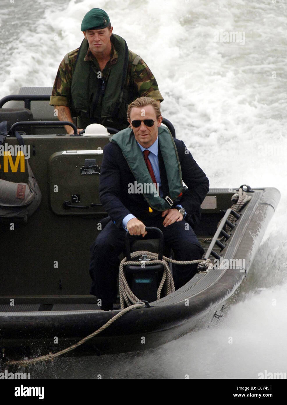 Der neue James Bond Daniel Craig kommt mit dem Boot bei seiner Presseenthüllung in London am Freitag, den 14. Oktober 2005. Der 37-jährige Schauspieler kam im wahren 007-Stil, um die offizielle Ankündigung zu machen, dass er der nächste Superspion des Films werden würde. Siehe PA Story SHOWBIZ Bond. DRÜCKEN SIE VERBANDSFOTO. Bildnachweis sollte lauten: Stefan Rousseau/PA Stockfoto