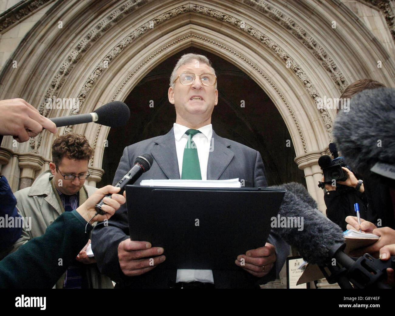 Der pensionierte Eisenbahningenieur Geoffrey Weir, Ein repräsentatives Mitglied der Aktionsgruppe Railtrack.vor dem High Court im Zentrum von London Freitag, 14 2005. Oktober.Railtrack-Aktionäre, die den ehemaligen Verkehrsminister Stephen Byers beschuldigten, das Unternehmen bösartig umgebracht zu haben, um sie ihrer Investitionen zu berauben, verloren heute ihre Klage vor dem High Court gegen die Regierung. Siehe PA Geschichte COURTS Railtrack. DRÜCKEN SIE VERBANDSFOTO. Bildnachweis sollte lauten: Stefan Rousseau/PA Stockfoto