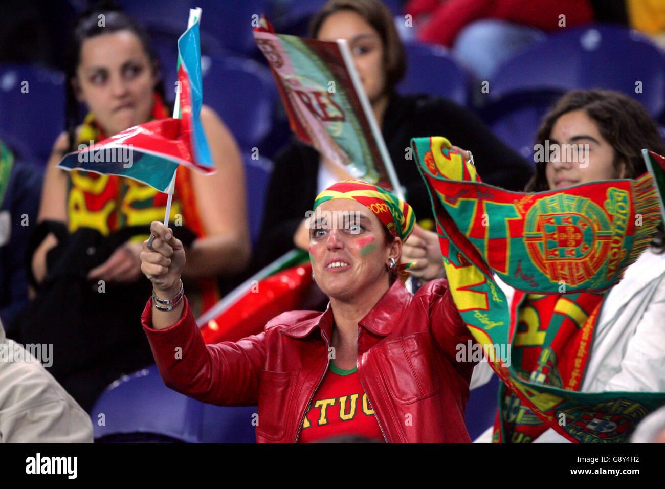 Fußball - FIFA Fußball-Weltmeisterschaft 2006 Qualifikation - Gruppe drei - Portugal gegen Lettland - Dragao Stadium. Portugal-Fans genießen die Atmosphäre vor dem Spiel Stockfoto