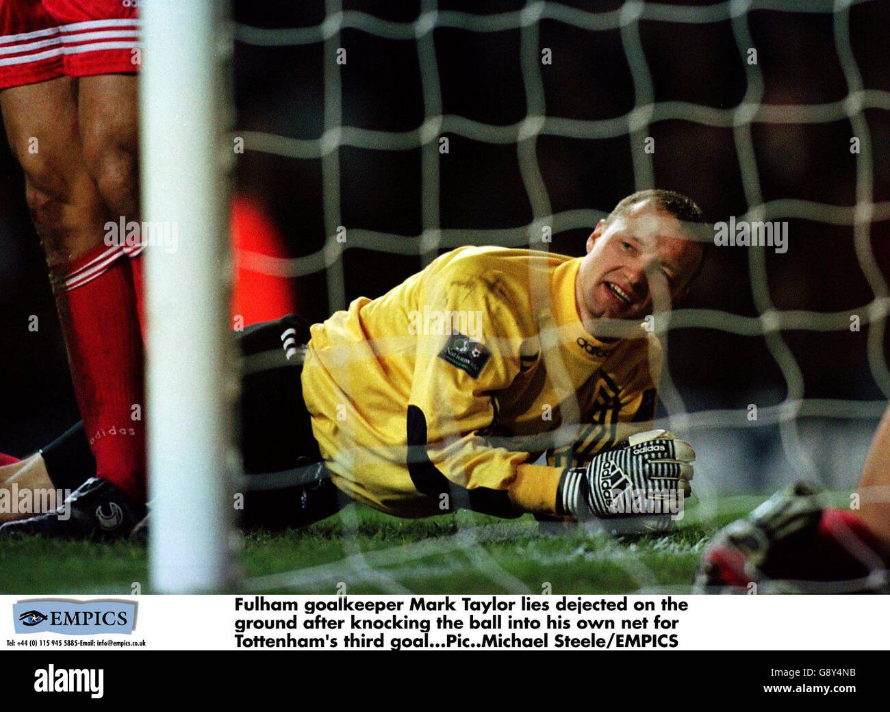 Fußball - Littlewoods FA Cup Dritte Runde - Tottenham Hotspur gegen Fulham. Fulham-Torhüter Maik Taylor schaut enttäuscht auf, nachdem er den Ball für Tottenham Hotspors drittes Tor in sein eigenes Netz geschlagen hat Stockfoto