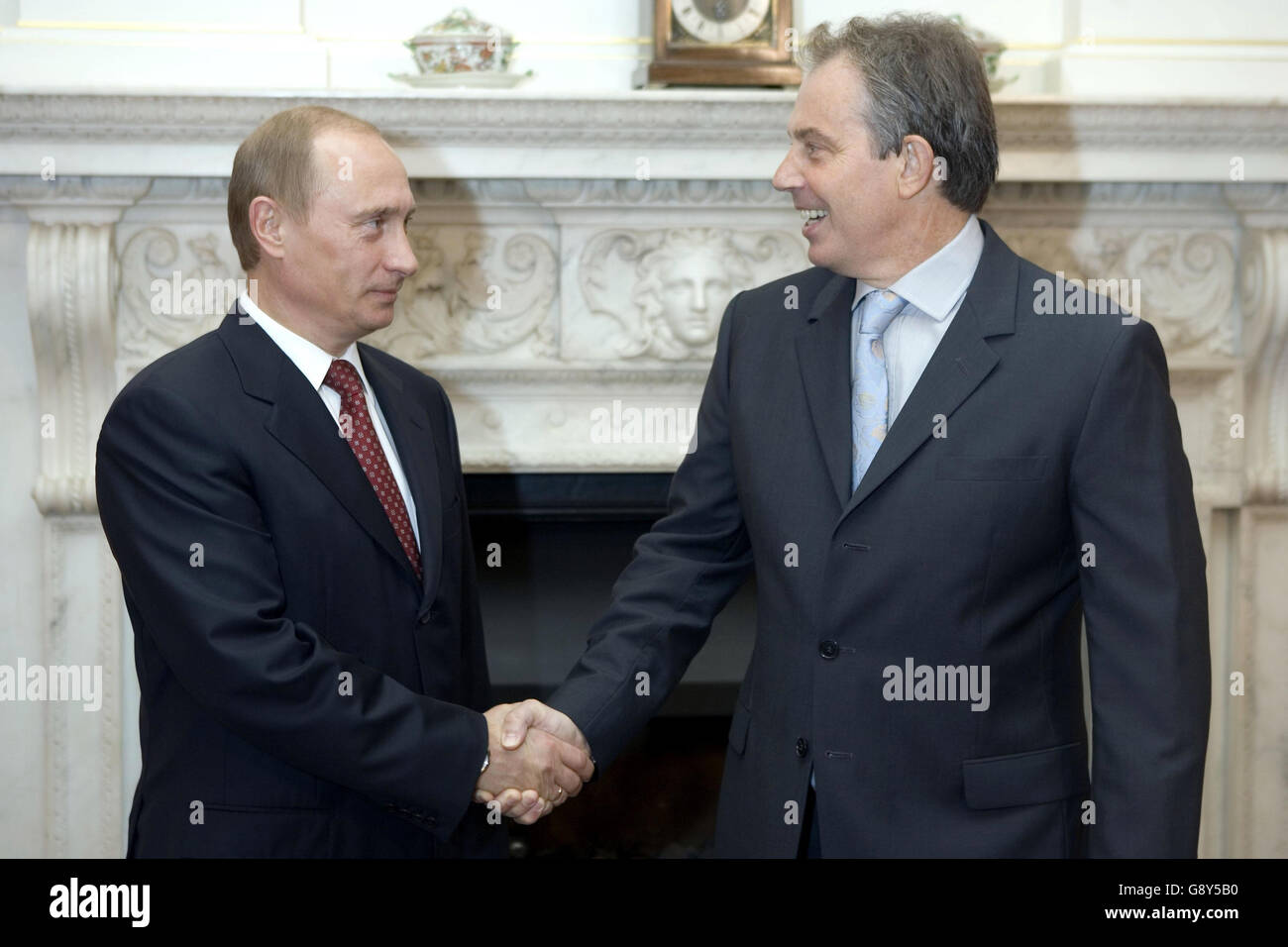 Der russische Präsident Wladimir Putin und der britische Premierminister Tony Blair schütteln sich die Hände in der Downing Street Nr. 10, London, Dienstag, 4. Oktober 2005. Siehe PA POLITIK Russland. DRÜCKEN SIE VERBANDSFOTO. Bildnachweis sollte lauten: Leon Neal/The Times/PA Stockfoto