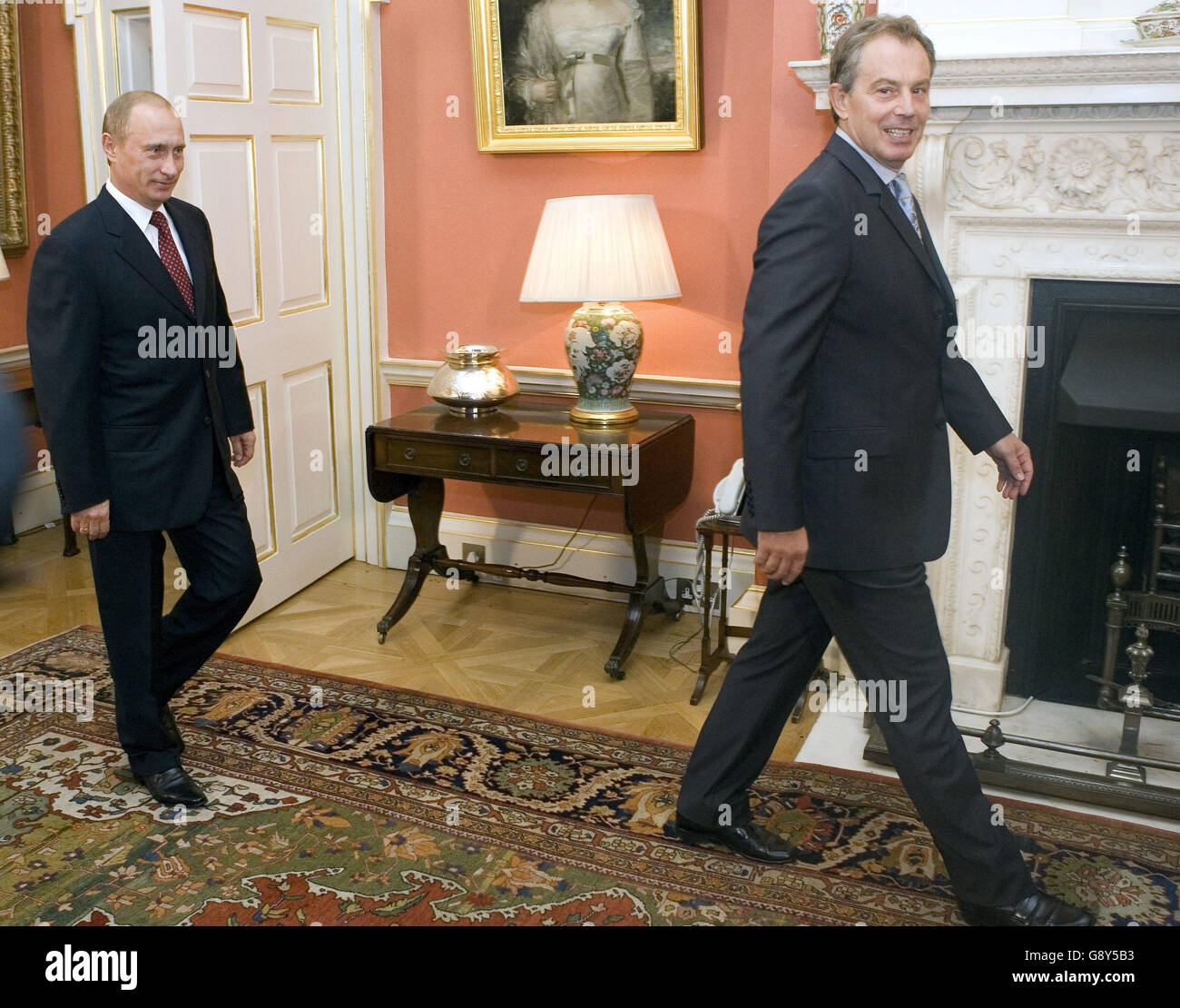 Der russische Präsident Wladimir Putin und der britische Premierminister Tony Blair in der Downing Street Nr. 10, London, Dienstag, 4. Oktober 2005. Siehe PA POLITIK Russland. DRÜCKEN SIE VERBANDSFOTO. Bildnachweis sollte lauten: Leon Neal/The Times/PA Stockfoto