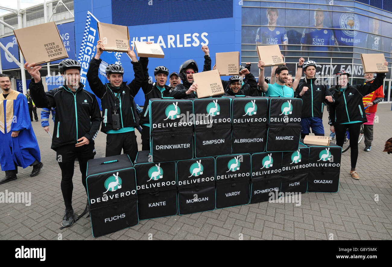 Ein Team von Deliveroo-Fahrern, benannt nach Leicester City FC-Spielern, posiert vor dem King Power Stadium in Leicester, wo sie Geschenke von Peter Pizzeria an Fußballfans überreichten, um den Sieg des Clubs in der Barclays Premier League zu feiern, bevor das Team die Trophäe an diesem Wochenende hebt. Stockfoto Ein Team von Deliveroo-Fahrern, benannt nach Leicester City FC-Spielern, posiert vor dem King Power Stadium in Leicester, wo sie Geschenke von Peter Pizzeria an Fußballfans überreichten, um den Sieg des Clubs in der Barclays Premier League zu feiern, bevor das Team die Trophäe an diesem Wochenende hebt. Stockfoto