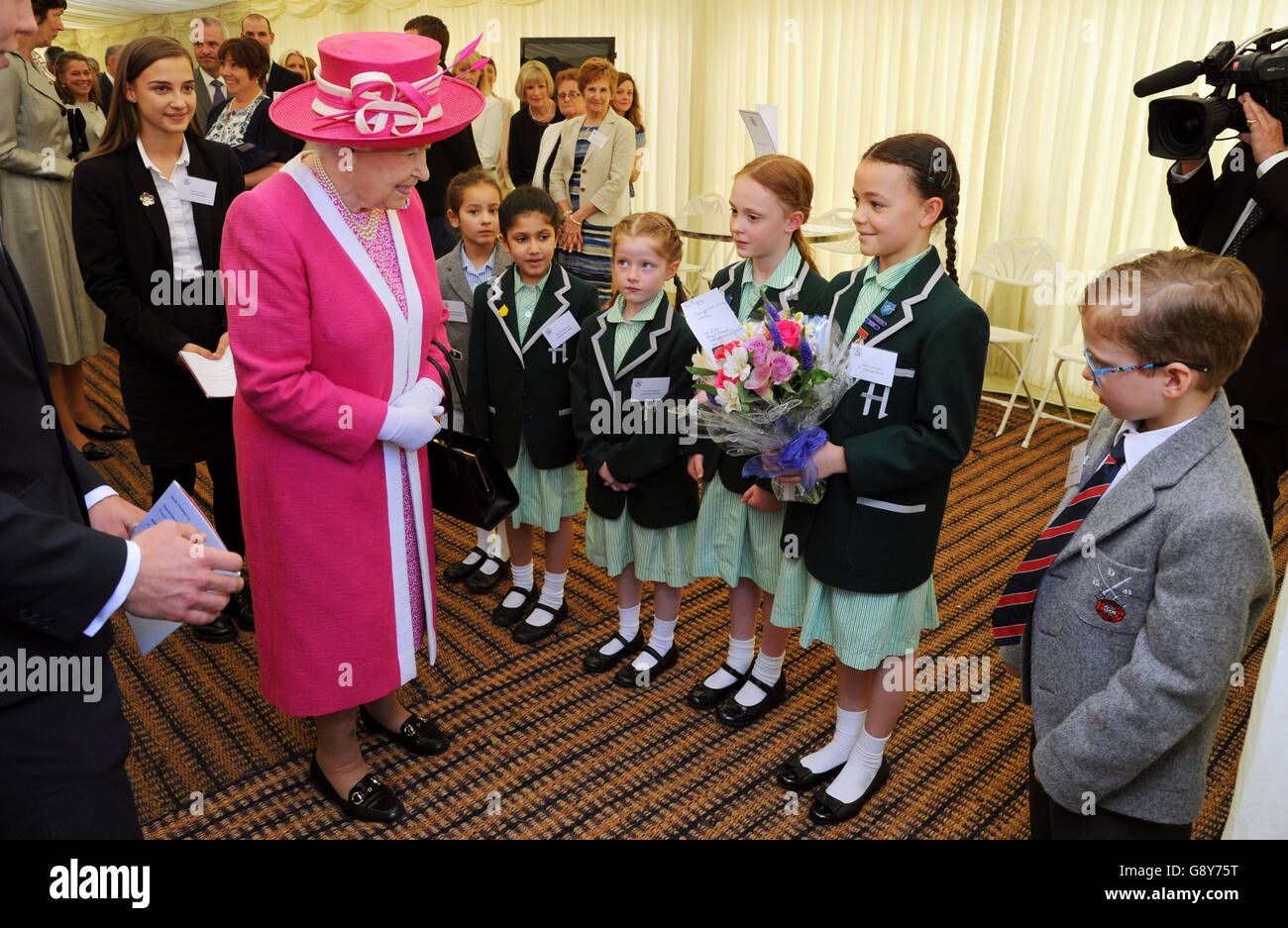 Königin Elizabeth II begrüßt Schüler der Heatherton House Schule, als sie Berkhamsted, Hertfordshire im Rahmen der Berkhamsted School's 475. Jubiläum feiert besucht. Stockfoto