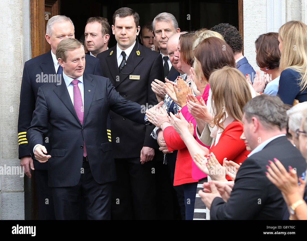 Neu gewählter Taoiseach Enda Kenny verlässt Leinster House, Dublin, um nach Aras an Uachtarain zu gehen, um das Siegel des Taoiseach und das Siegel der Regierung zu erhalten. Stockfoto