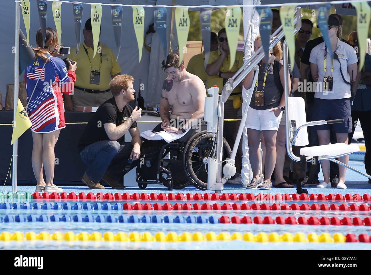 Prince Harry (zweiter links) trifft Athleten, die an den Invictus Games 2016 teilnehmen, die am Sonntag beginnen, im ESPN Wide World of Sports Complex in Orlando, Florida. Stockfoto