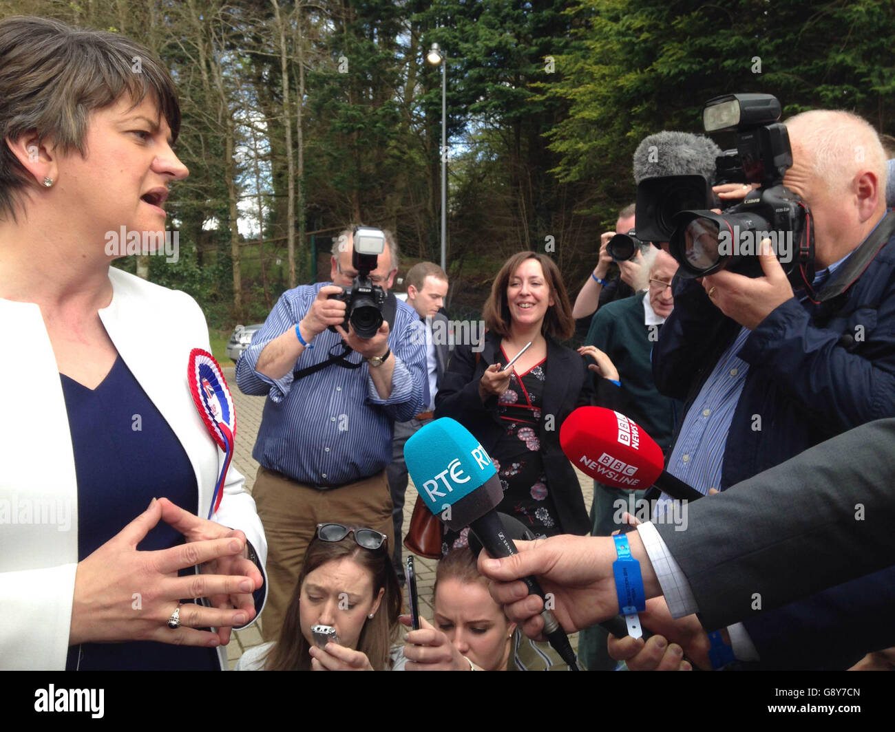 DUP-Chefin Arlene Foster spricht mit Journalisten im Omagh Leisure Complex, wo die Stimmenauszählung bei den Wahlen zur nordirischen Versammlung fortgesetzt wird. Stockfoto