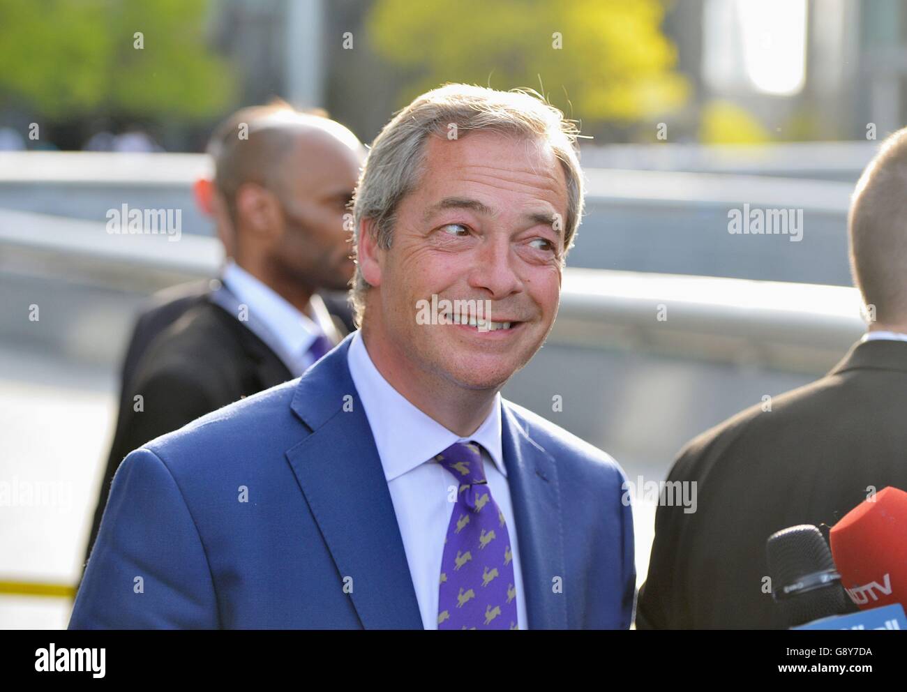 Der UKIP-Führer Nigel Farage kommt im Londoner City Hall an, während die Stimmen für den Bürgermeister von London und die Wahlen zur Londoner Versammlung weiter gezählt werden. Stockfoto