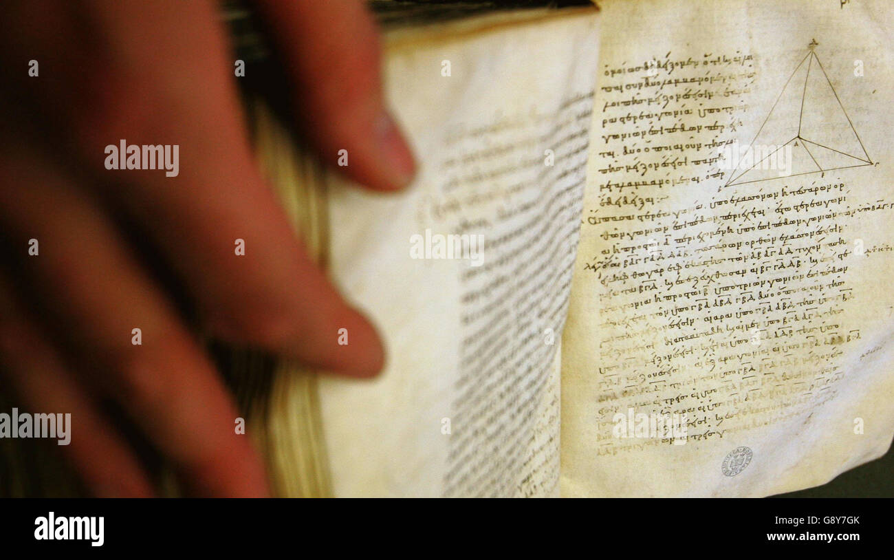 Richard Overden, Hüter der Sondersammlungen in der Bodleian Library, hält das älteste erhaltene Manuskript von Euklids Elementen in Oxford, Freitag, 7. Oktober 2005. Der altgriechische Text, der als Gründungsdokument der Mathematik gefeiert wird, wird in 888AD auf Pergament handgeschrieben und soll erstmals in digitaler Form veröffentlicht werden. Siehe PA Story TECHNOLOGY Euclid. DRÜCKEN Sie VERBANDSFOTO. Bildnachweis sollte lauten: Tim Ockenden/PA. Stockfoto