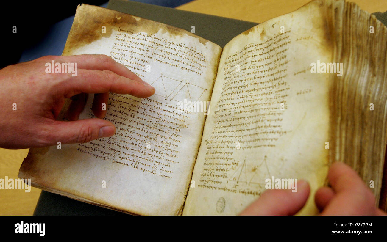 Richard Overden, Hüter der Sondersammlungen in der Bodleian Library, hält das älteste erhaltene Manuskript von Euklids Elementen in Oxford, Freitag, 7. Oktober 2005. Der altgriechische Text, der als Gründungsdokument der Mathematik gefeiert wird, wird in 888AD auf Pergament handgeschrieben und soll erstmals in digitaler Form veröffentlicht werden. Siehe PA Story TECHNOLOGY Euclid. DRÜCKEN Sie VERBANDSFOTO. Bildnachweis sollte lauten: Tim Ockenden/PA. Stockfoto