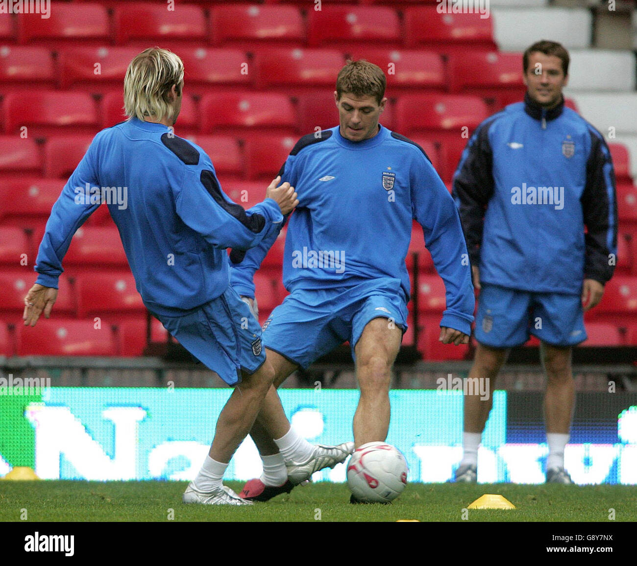 Der Engländer Michael Owen (R) beobachtet David Beckham (L) Steven Gerrard während einer Trainingseinheit im Old Trafford, Manchester, am Freitag, den 7. Oktober 2005. England spielt morgen bei Old Trafford in einer WM-Qualifikation Österreich. DRÜCKEN SIE VERBANDSFOTO. Bildnachweis sollte lauten: Martin Rickett/PA Stockfoto