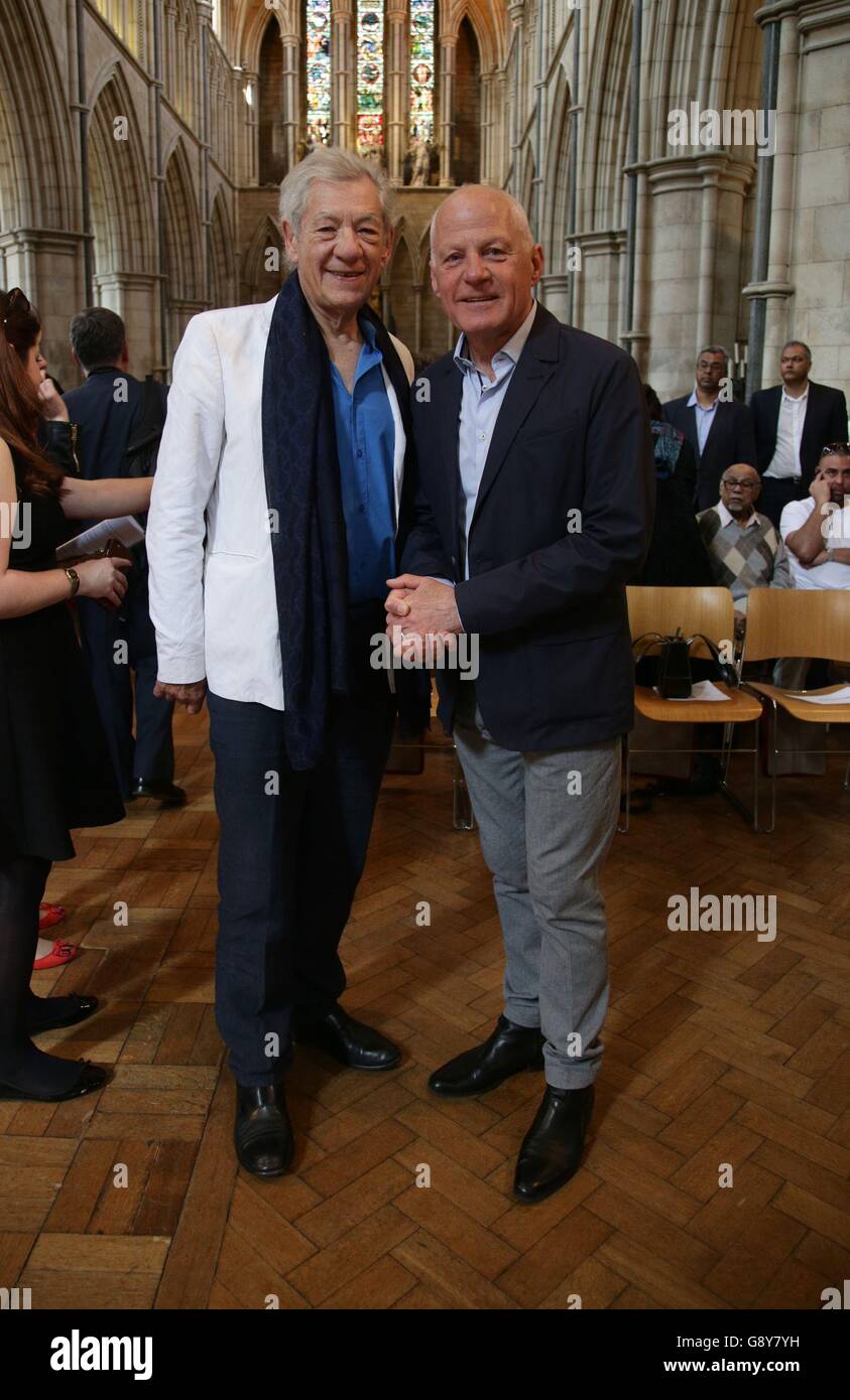 Lord Michael Cashman (rechts) und Sir Ian McKellen in der Southwark Cathedral für die Unterzeichnungszeremonie für den neu gewählten Bürgermeister von London Sadiq Khan. Stockfoto