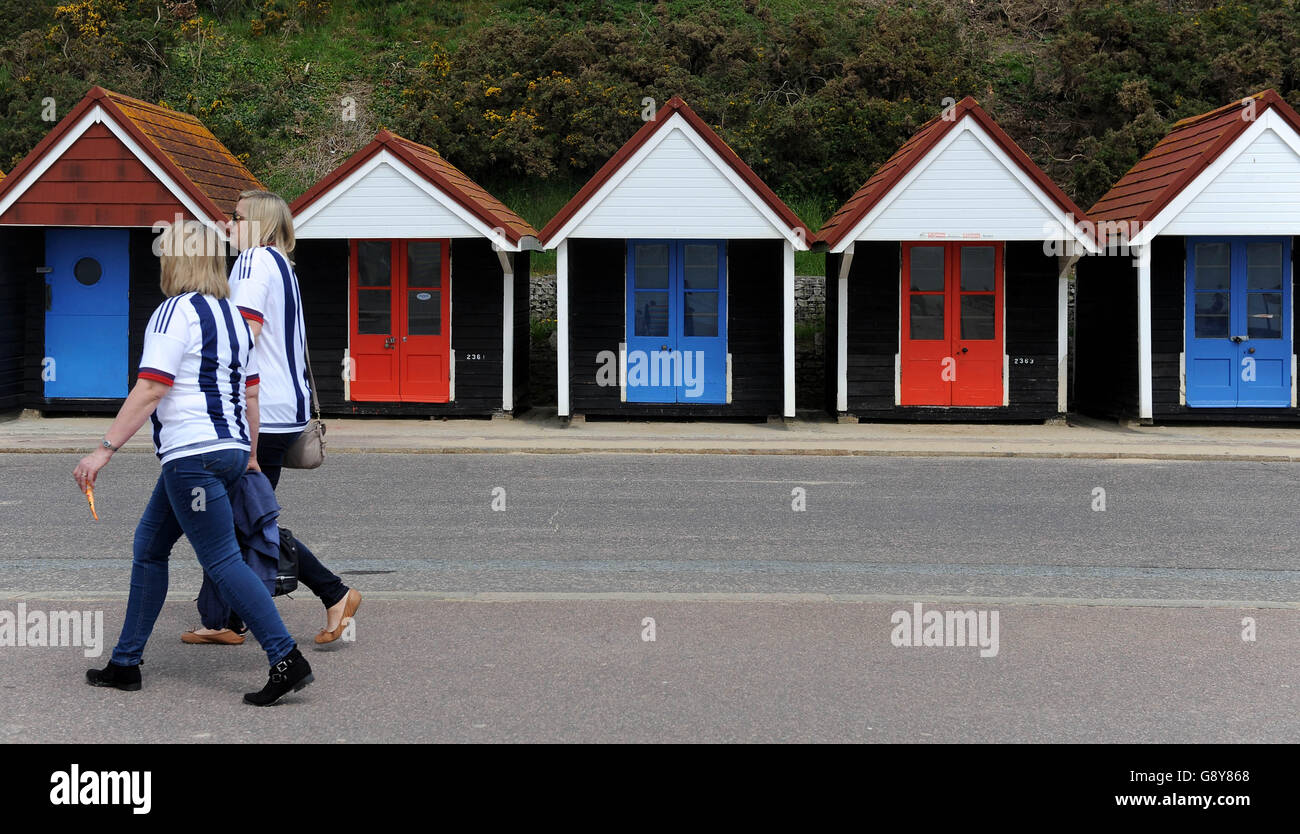 West Bromwich Albion Fans am Strand von Bournemouth vor dem Spiel der Barclays Premier League im Vitality Stadium, Bournemouth. Stockfoto