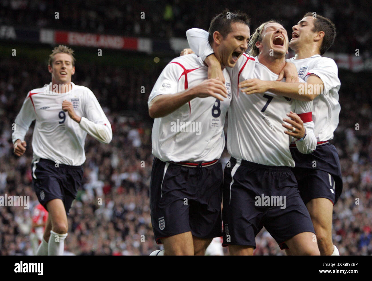 Die Engländer (L-R) Peter Crouch, Frank Lampard, David Beckham und Joe Cole feiern das Tor gegen Österreich beim WM-Qualifikationsspiel in Old Trafford, Manchester, Samstag, 8. Oktober 2005. DRÜCKEN Sie VERBANDSFOTO. Bildnachweis sollte lauten: Martin Rickett/PA. Stockfoto