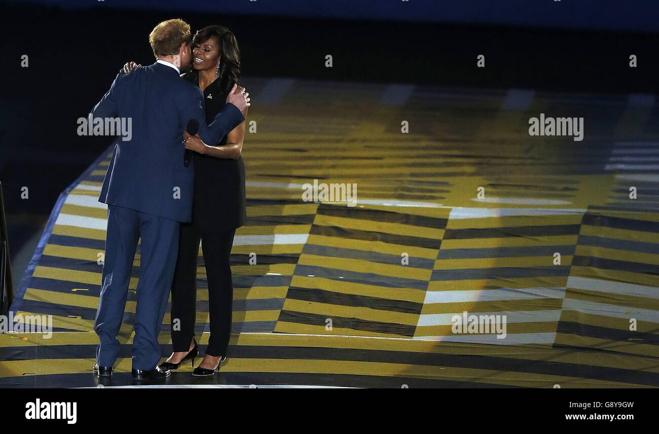 Prinz Harry küsst First Lady Michelle Obama während der Eröffnungszeremonie der Invictus Games 2016 auf der ESPN Wide World of Sports in Orlando, Florida. Stockfoto