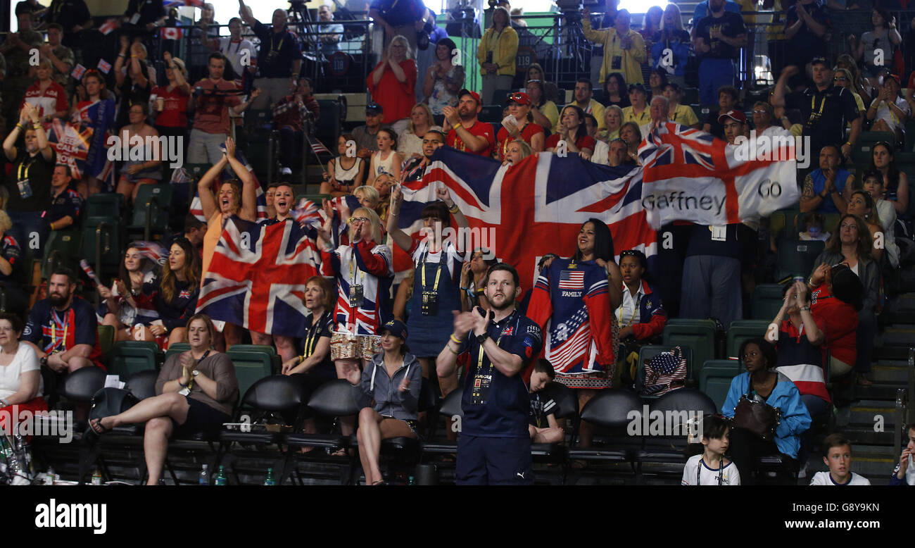 Britische Fans jubeln den Wettbewerbern bei den Invictus Games 2016 bei ESPN Wide World of Sports in Orlando, Florida, zu. Stockfoto
