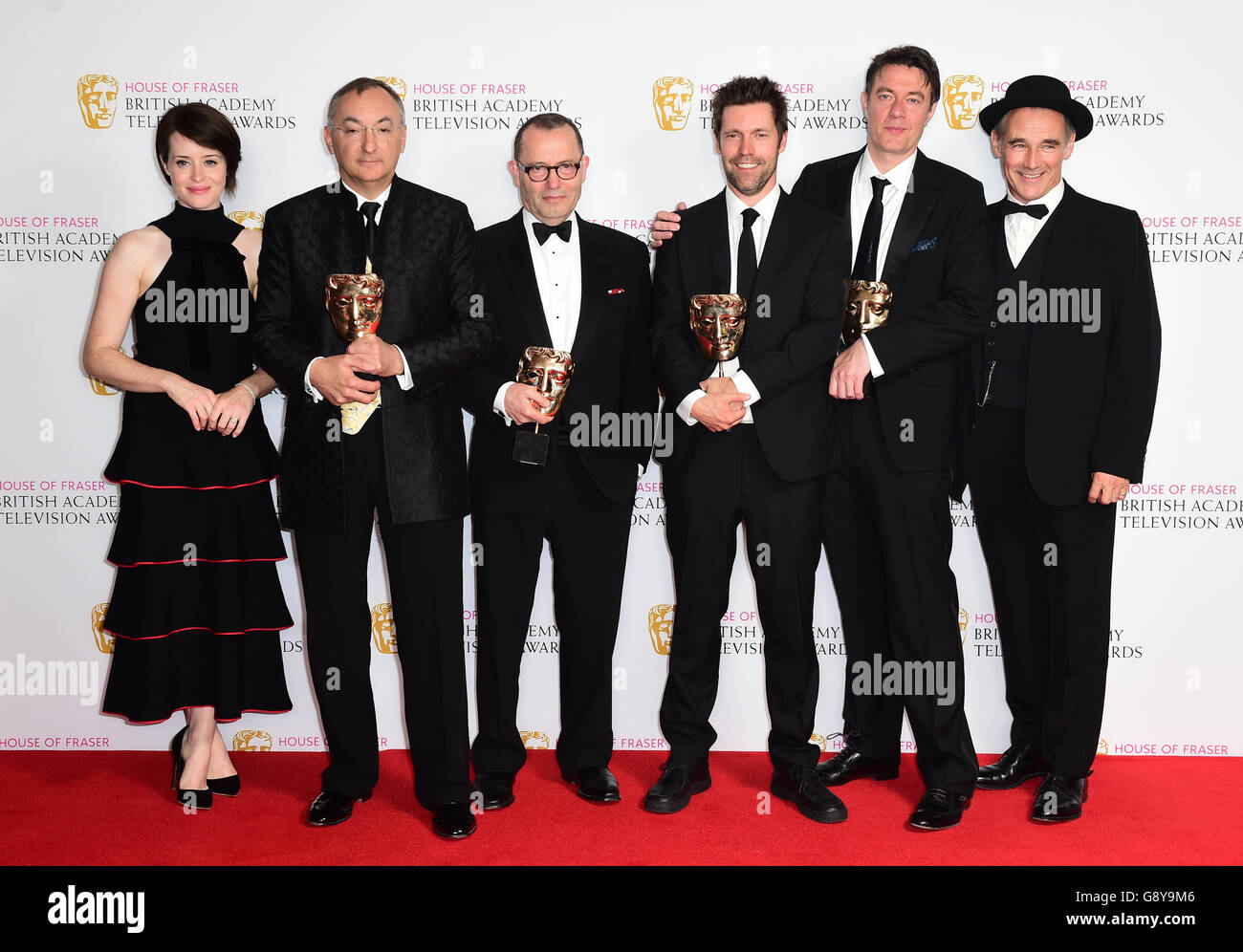 Mark Rylance (rechts), Clare Foy (links), Peter Kosminsky (zweite links), Colin Callender (Mitte links), Mark Pybus (Mitte, rechts) und Peter Straughan (zweite rechts) wurden während der House of Fraser BAFTA TV Awards 2016 in der Royal Festival Hall, Southbank, London mit dem Preis für das beste Drama in der Wolf Hall ausgezeichnet. DRÜCKEN Sie VERBANDSFOTO. Bilddatum: Sonntag, 8. Mai 2016. Siehe PA Story SHOWBIZ BAFTA. Bildnachweis sollte lauten: Ian West/PA Wire Stockfoto