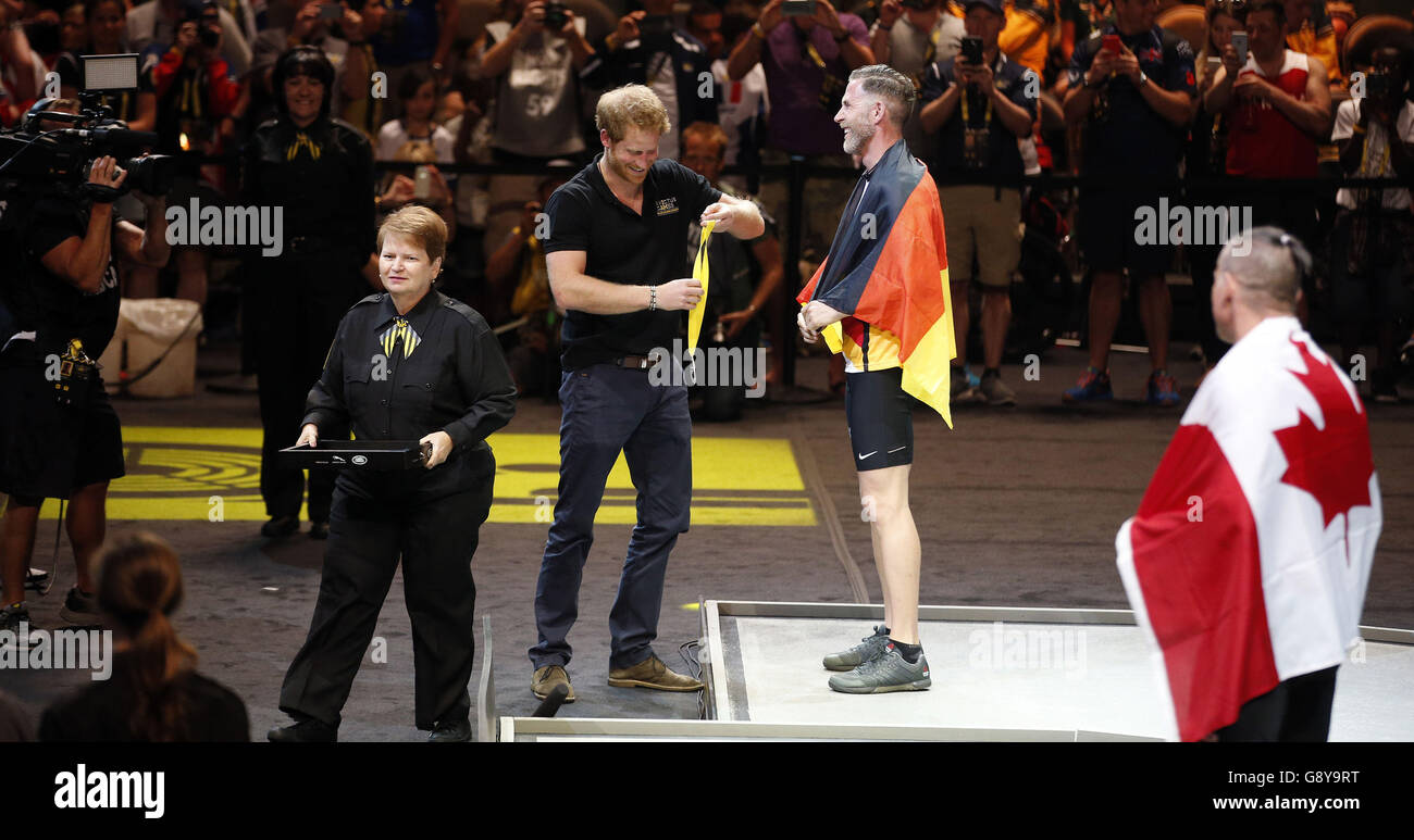 Prinz Harry überreicht eine Silbermedaille an einen deutschen Athleten bei den Invictus Games 2016 bei ESPN Wide World of Sports in Orlando, Florida. Stockfoto
