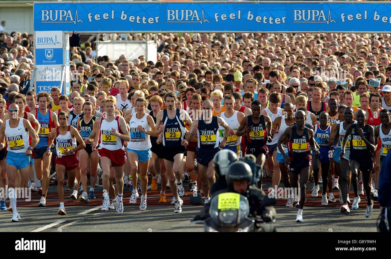 Läufer beim Start des BUPA Great South Run in Portsmouth am Sonntag, den 9. Oktober 2005, wo 16,500 Amateur- und Profisportler an der 15. Jährlichen 10-Meilen-Veranstaltung teilnahmen. Siehe PA Story ATHLETICS South. DRÜCKEN SIE VERBANDSFOTO. Das Foto sollte lauten: Chris Ison/PA. Stockfoto
