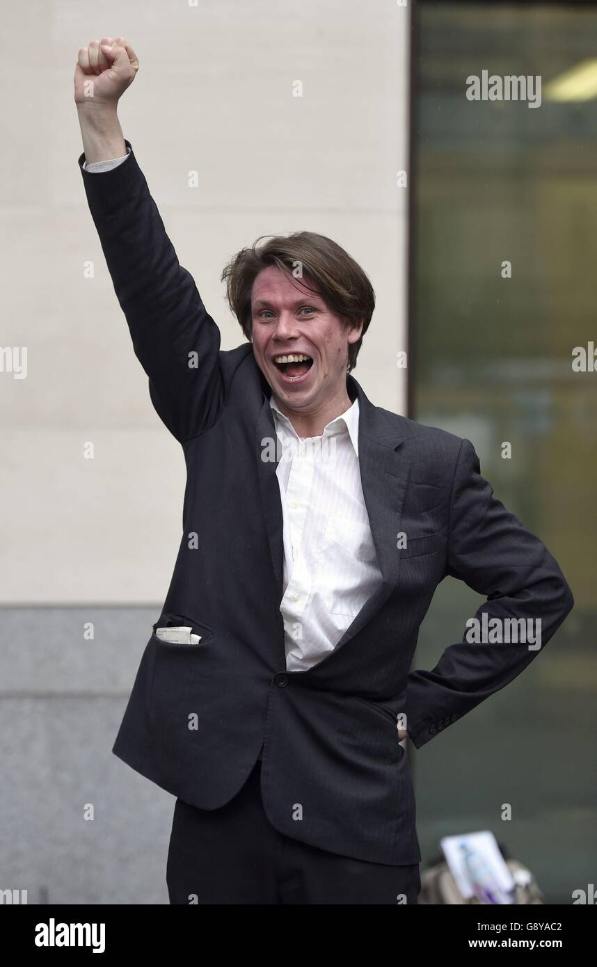 Lauri Love vor dem Westminster Magistrate Court in London, nachdem britische Sicherheitsdienste ihren rechtlichen Kampf verloren hatten, um den angeblichen Cyber-Hacker zu zwingen, die Passwörter in einem wegweisenden Fall an seine verschlüsselten Computer zu übergeben. Stockfoto