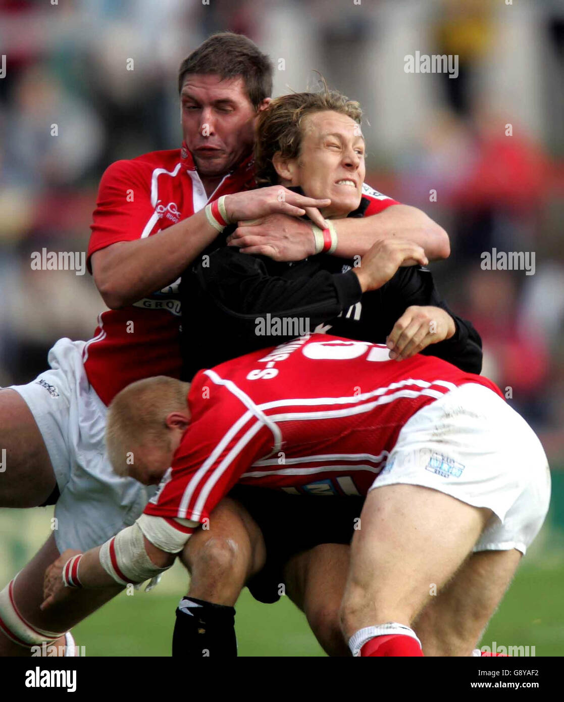 Newcastles Jonny Wilkinson wurde von Llanellis Adam Jones (L) und Clive Stuart-Smith während des Powergen Cup Spiels im Stradey Park, Llanelli, Sonntag, 9. Oktober 2005, angegangen. DRÜCKEN Sie VERBANDSFOTO. Bildnachweis sollte lauten: David Davies/PA. Stockfoto