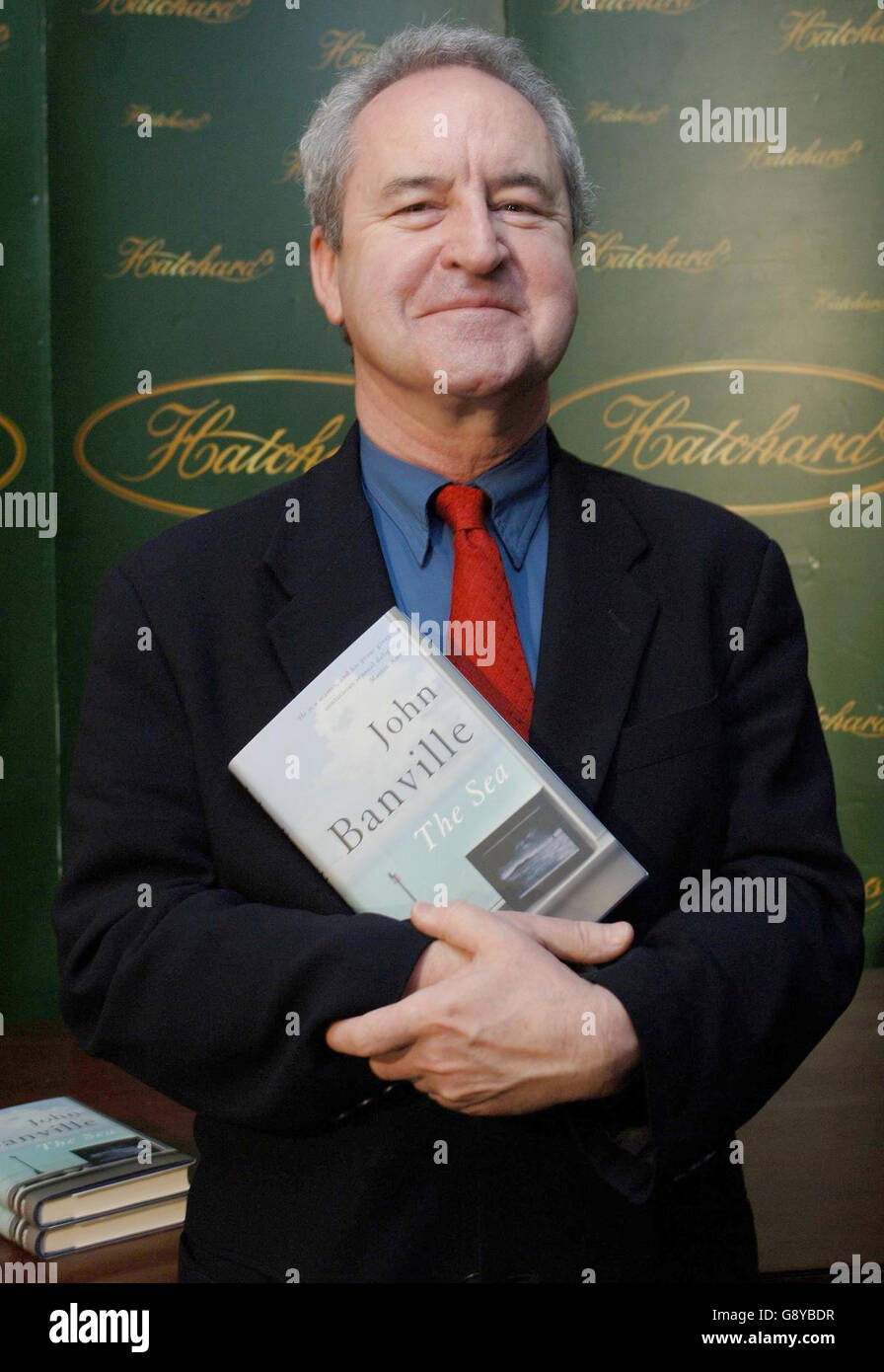 Man Booker Shortlist Autor John Banville mit seinem Roman The Sea, in Hatchard's Piccadilly, London heute Montag 10. Oktober 2005 der Gewinner des man Booker Prize for Fiction wird heute Abend bekannt gegeben. Siehe PA Story ARTS Booker. DRÜCKEN SIE ASOCIATION PHOTO. DAS FOTO SOLLTE FIONA Hanson/PA LAUTEN Stockfoto
