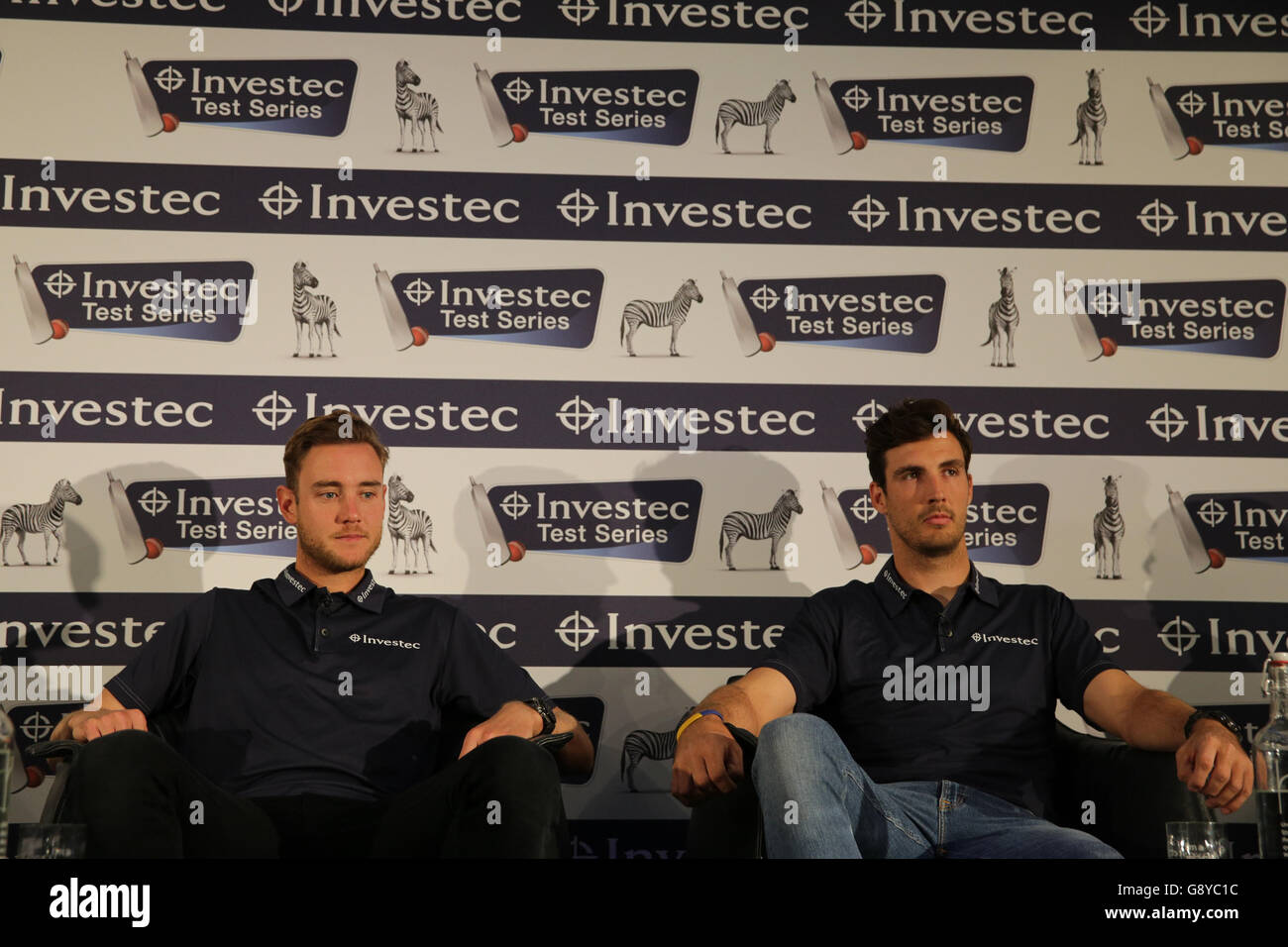 L-R: Stuart Broad und Steven Finn während der offiziellen Einführung der Investec Test Series bei der Investec Bank, London. Stockfoto