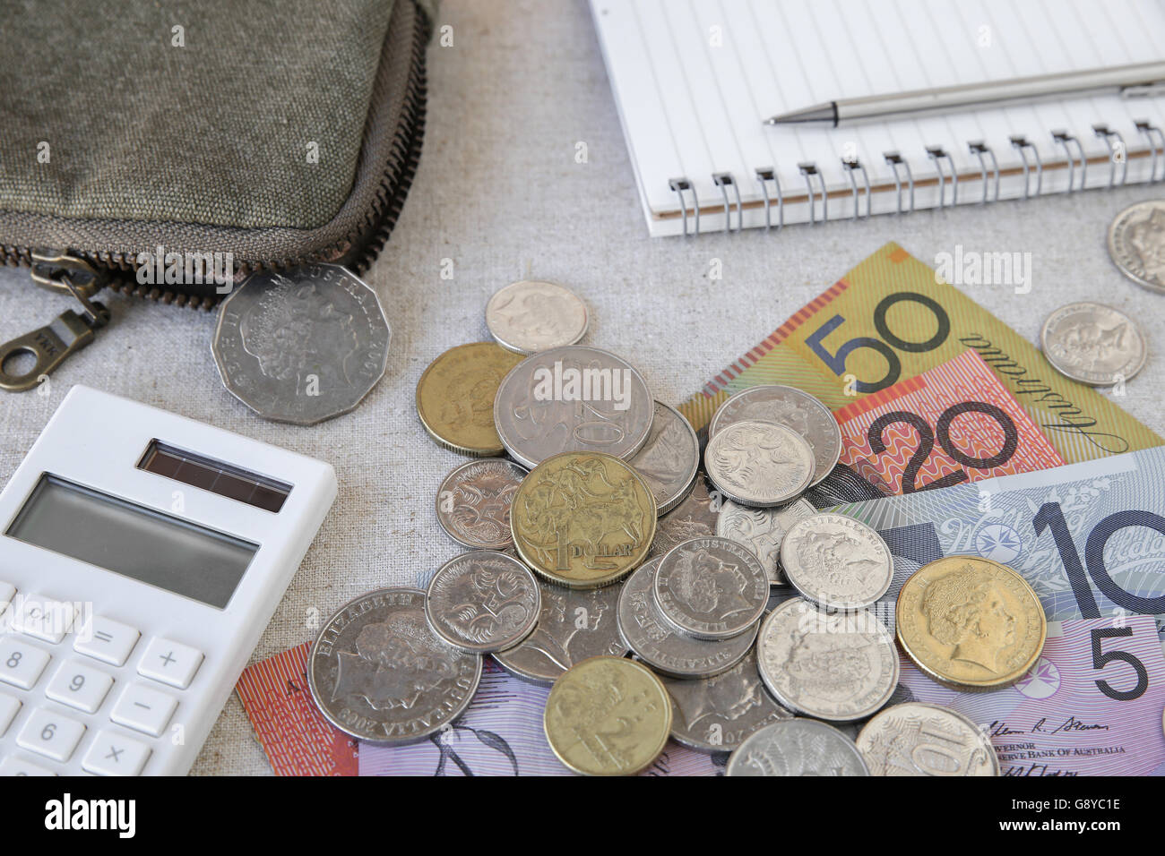 Australische Geld AUD mit Rechner, Notebook und kleinen Geld Beutel, selektiven Fokus auf 1-Dollar-Münze Stockfoto