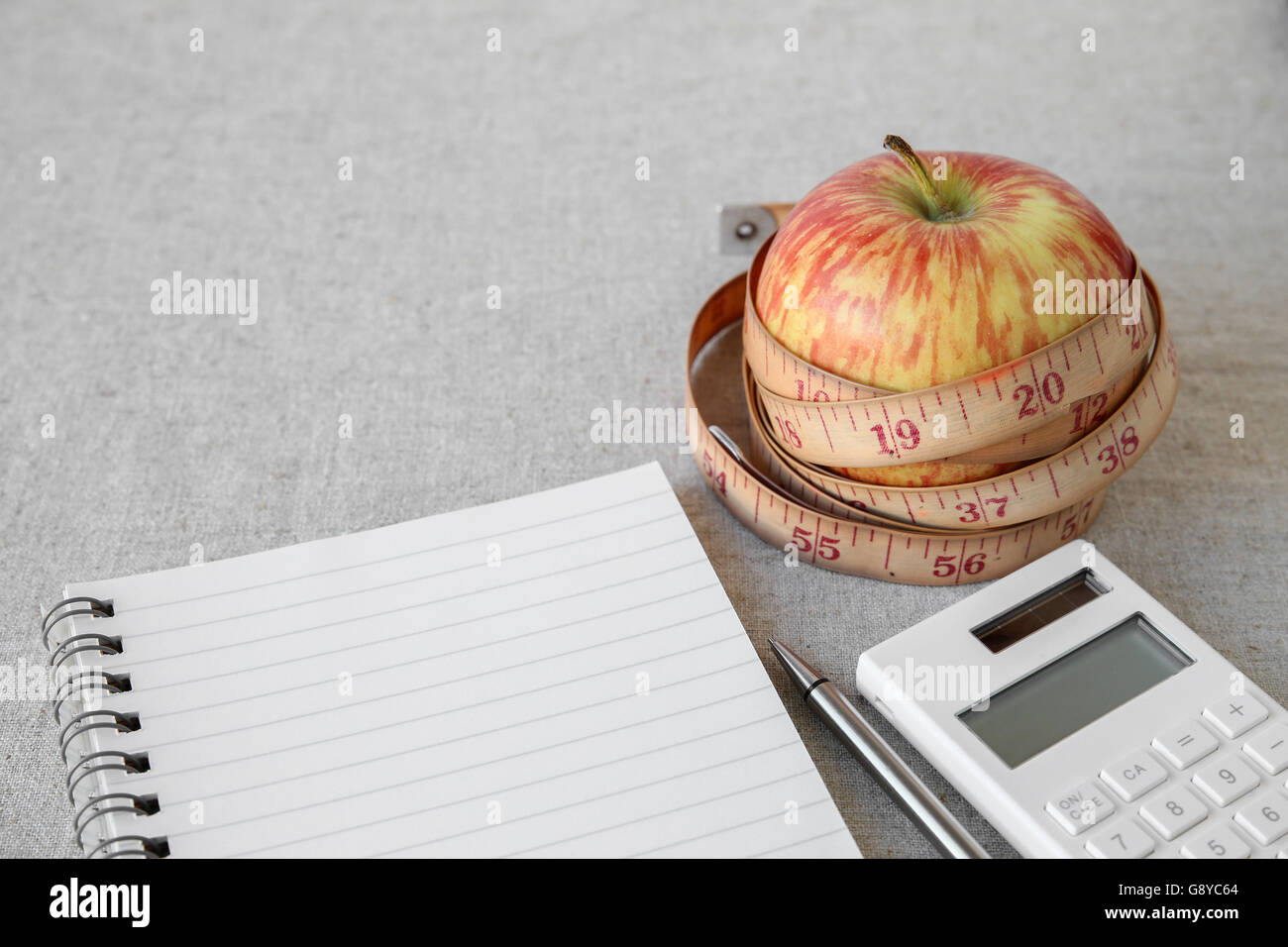 Apple, Maßband, Notebook und Rechner Hintergrund für Diät-Plan, Gewicht-Verlust-plan Stockfoto