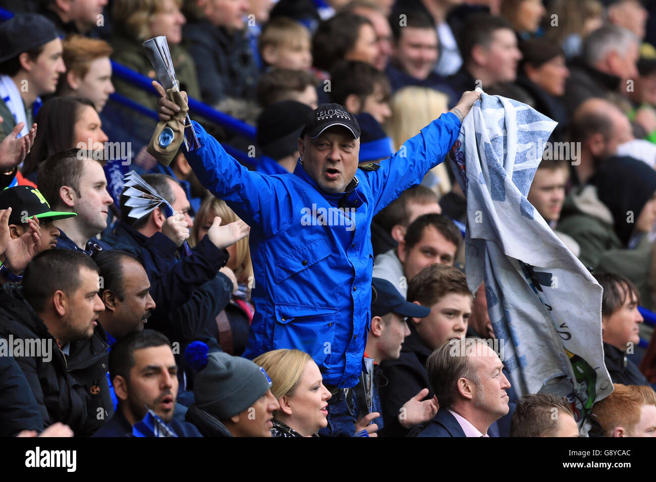 Leicester City / Swansea City - Barclays Premier League - King Power Stadium. Ein Leicester City Fan auf den Tribünen zeigt seine Unterstützung Stockfoto