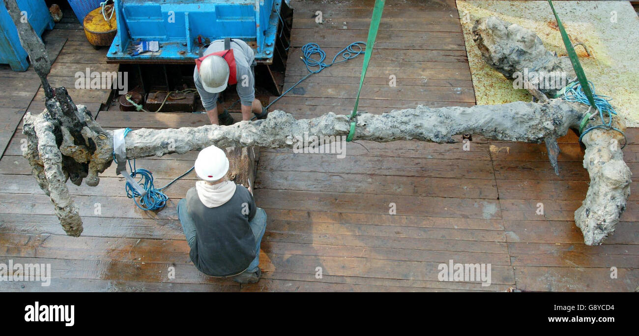 Der Anker des Flaggschiffs von König Heinrich VIII., der Mary Rose, die im Solent vor Portsmouth im Jahr 1545 unterging, wird nach dem heutigen 11. Oktober 2005 aus dem Meeresgrund auf das trockene Land gehoben.Taucher haben die Stelle des versunkenen Tudor-Kriegsschiffs im Solent untersucht, Ab Portsmouth, Hampshire, seit September 23 sehen PA Geschichte ERBE Maryrose. DRÜCKEN Sie VERBANDSFOTO. Bildnachweis sollte lauten: Gareth Fuller/PA Stockfoto