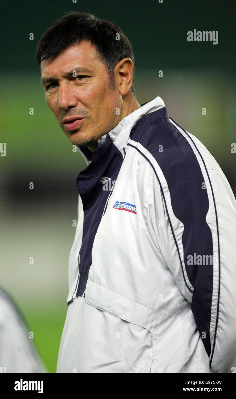 Nordirland-Managerin Lawrie Sanchez beobachtet während eines Trainings im Ernst Happel Stadion, Wien, Österreich, Dienstag, 11. Oktober 2005. Nordirland spielt morgen Österreich in einer WM-Qualifikation. DRÜCKEN Sie VERBANDSFOTO. Bildnachweis sollte lauten: Nick Potts/PA Stockfoto