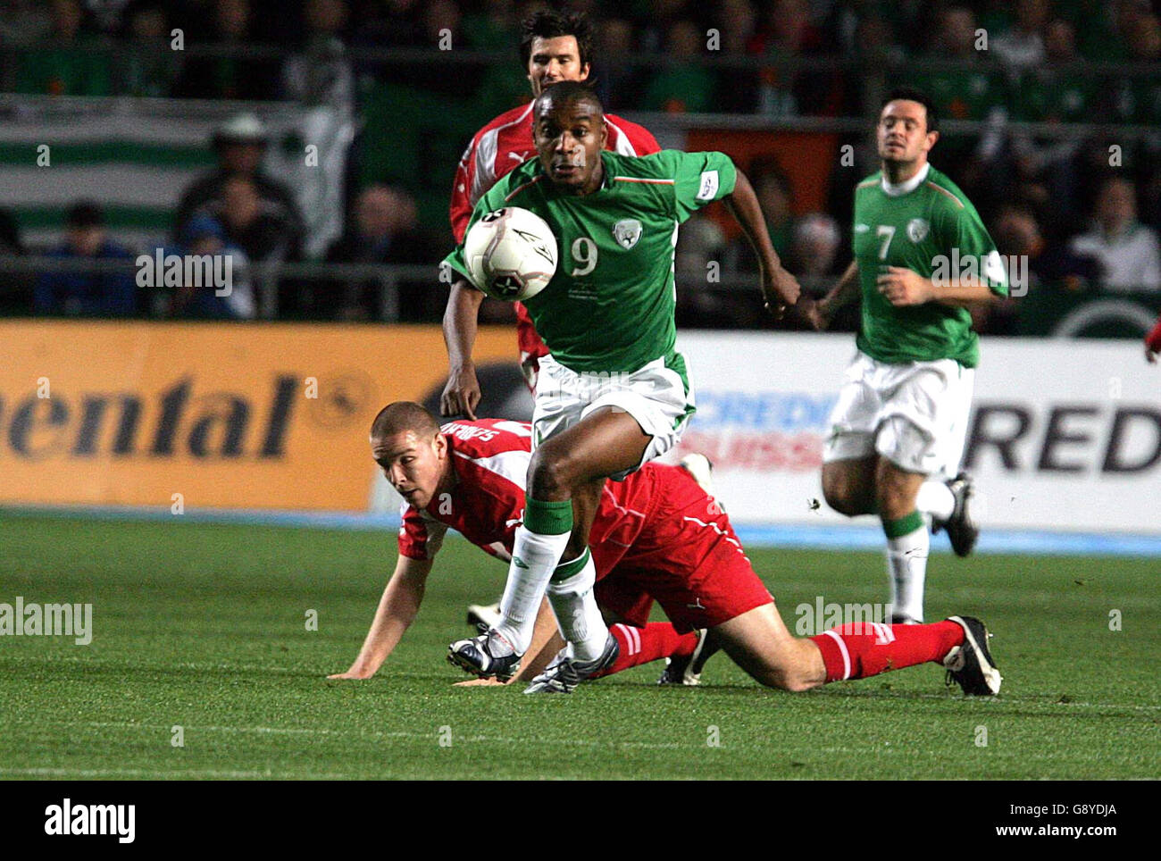 Clinton Morrison, Irlands Republik, geht am Mittwoch, 12. Oktober 2005, beim WM-Qualifikationsspiel in Lansdowne Road, Dublin, Irland, auf den Angriff gegen die Schweiz. DRÜCKEN Sie VERBANDSFOTO. Bildnachweis sollte lauten: Cathal McNaughton/PA. Stockfoto