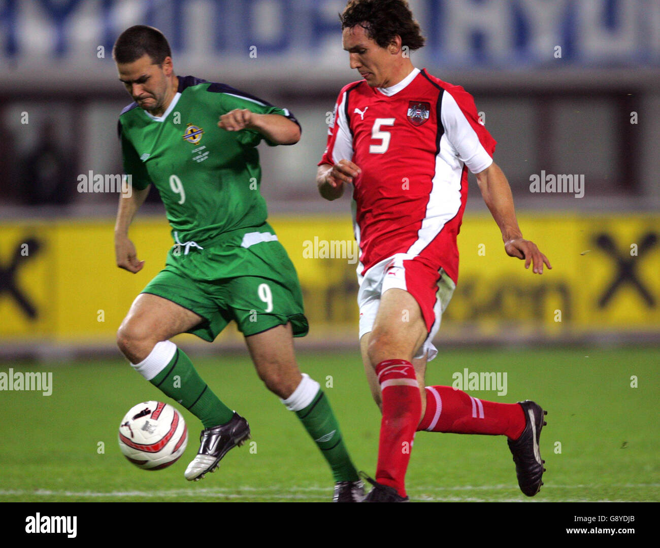 Der nordirische David Healy (L) hält die Herausforderung des österreichischen Emaanuel Pogatatetz während des WM-Qualifikationsspiels im Ernst-Happel-Stadion, Wien, Österreich, am 12. Oktober 2005 ab. DRÜCKEN SIE VERBANDSFOTO. Das Foto sollte lauten: Nick Potts/PA. Stockfoto