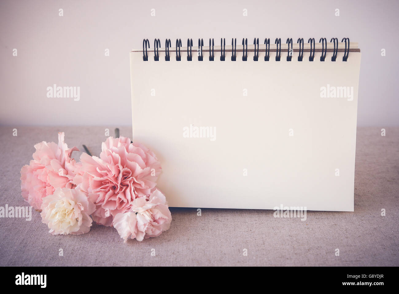 Notizblock mit rosa Blumen mock-up, selektiven Fokus, Muskelaufbau Stockfoto
