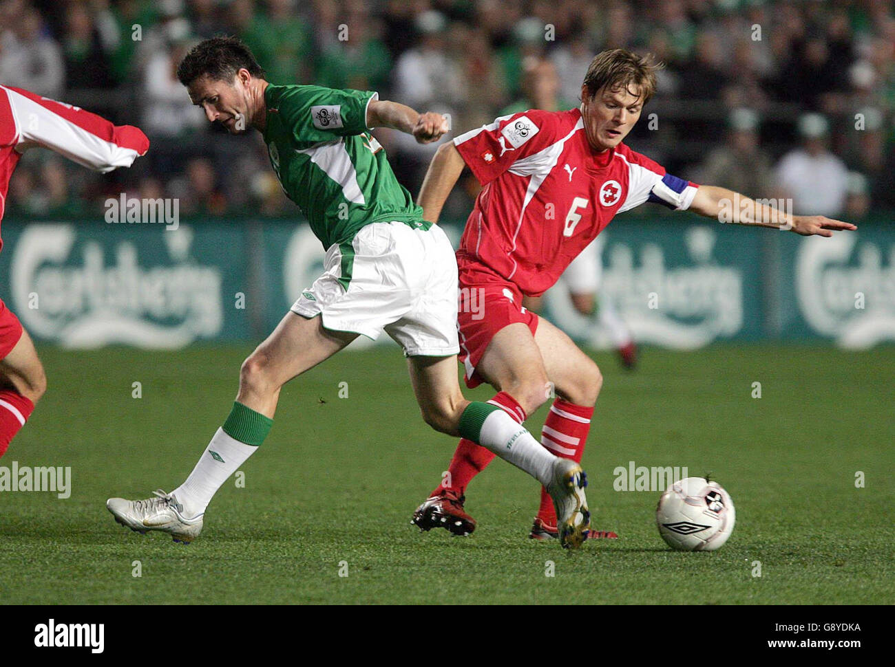 Robbie Keane (L), Irlands Republik, fordert den Schweizer Johann Vogel beim WM-Qualifikationsspiel in Lansdowne Road, Dublin, Irland, Mittwoch, 12. Oktober 2005. DRÜCKEN Sie VERBANDSFOTO. Bildnachweis sollte lauten: Cathal McNaughton/PA. Stockfoto