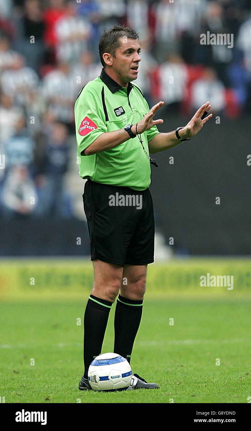 Fußball - FA Barclays Premiership - Wigan Athletic / Newcastle United - The JJB Stadium. Schiedsrichter Phil Dowd Stockfoto