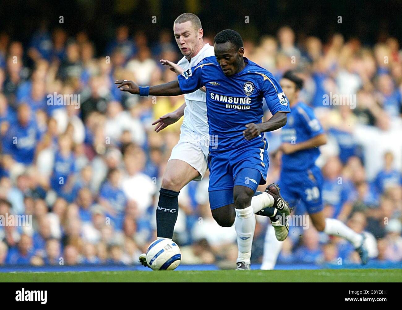 Chelsea's Michael Essien und Bolton Wanderers' Kevin Nolan kämpfen um Der Ball Stockfoto