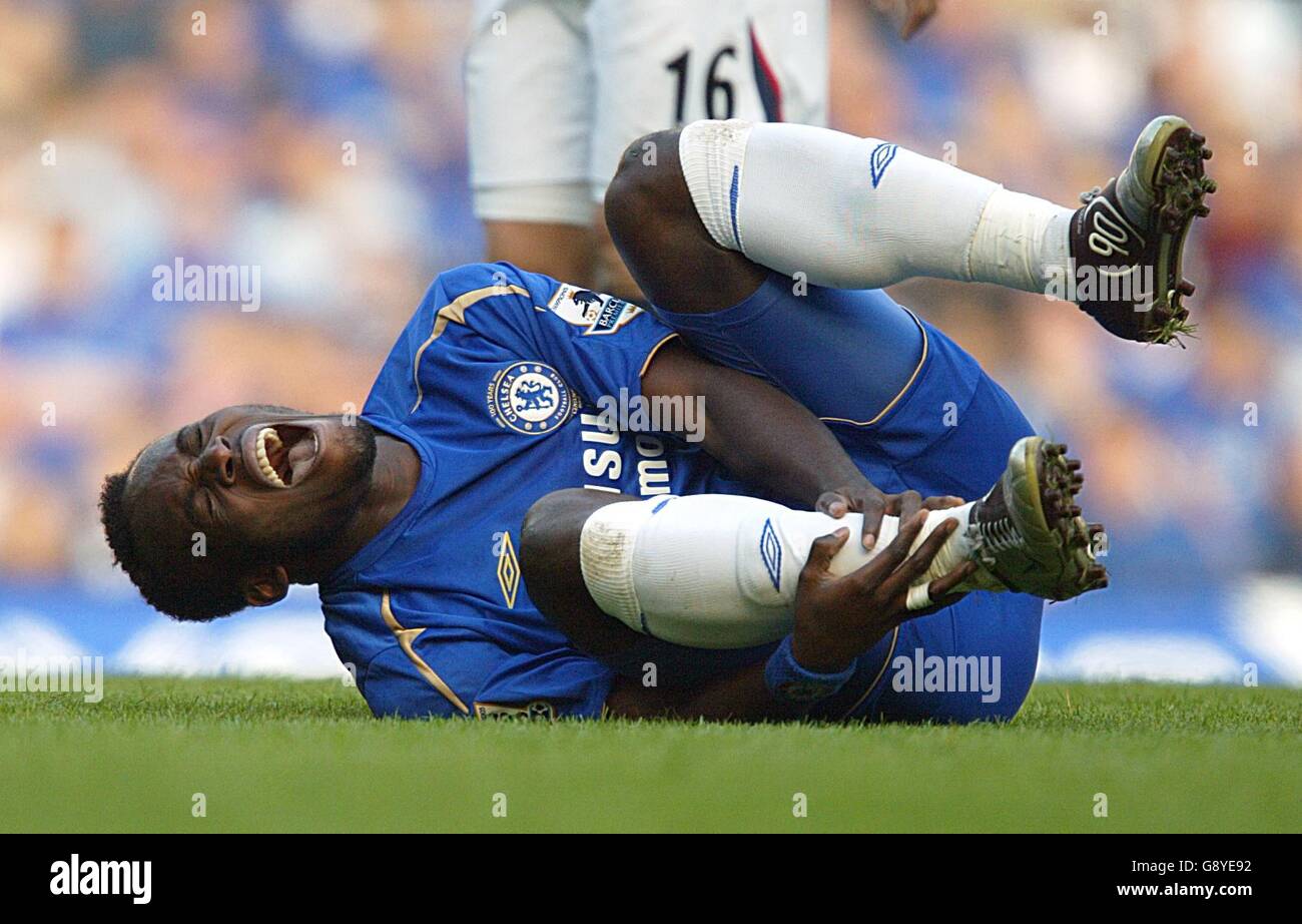 Fußball - FA Barclays Premiership - Chelsea / Bolton Wanderers - Stamford Bridge. Chelseas Michael Essien liegt nach einem Angriff verletzt Stockfoto