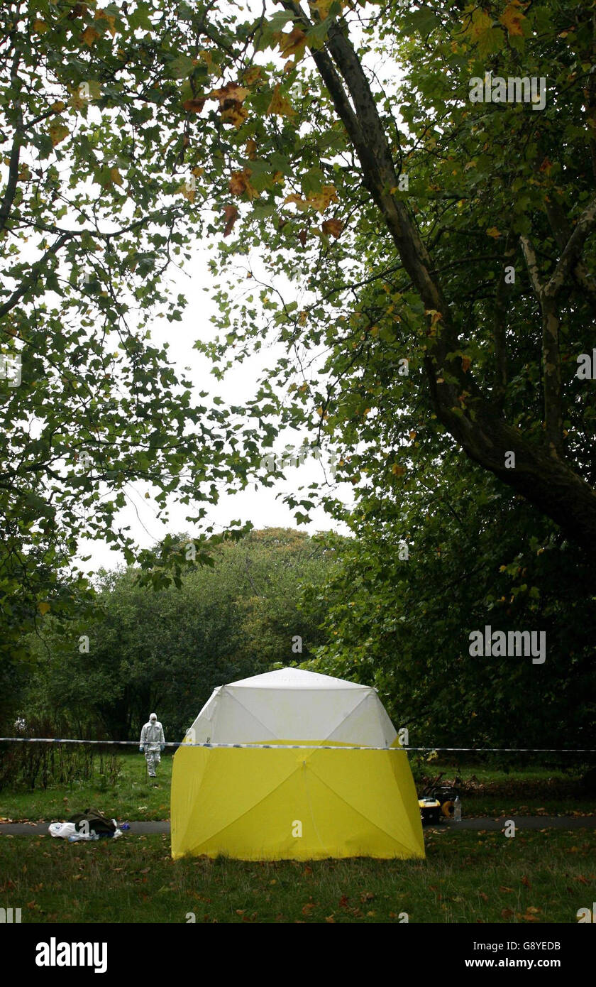 Ein Polizeiforensiker vor dem forensischen Zelt, der am Sonntag, dem 16. September 2005, den Platz auf Clapham Common im Südwesten Londons markiert, wo Jody Dobrowski tödlich angegriffen wurde. Der ehemalige Bar-Manager starb später im Krankenhaus, Funken Polizei, um eine Morduntersuchung zu starten, was angenommen wurde, um einen homophoben Angriff. Siehe PA Geschichte POLIZEI Gay. DRÜCKEN Sie VERBANDSFOTO. Bildnachweis sollte lauten: Chris Young/PA Stockfoto
