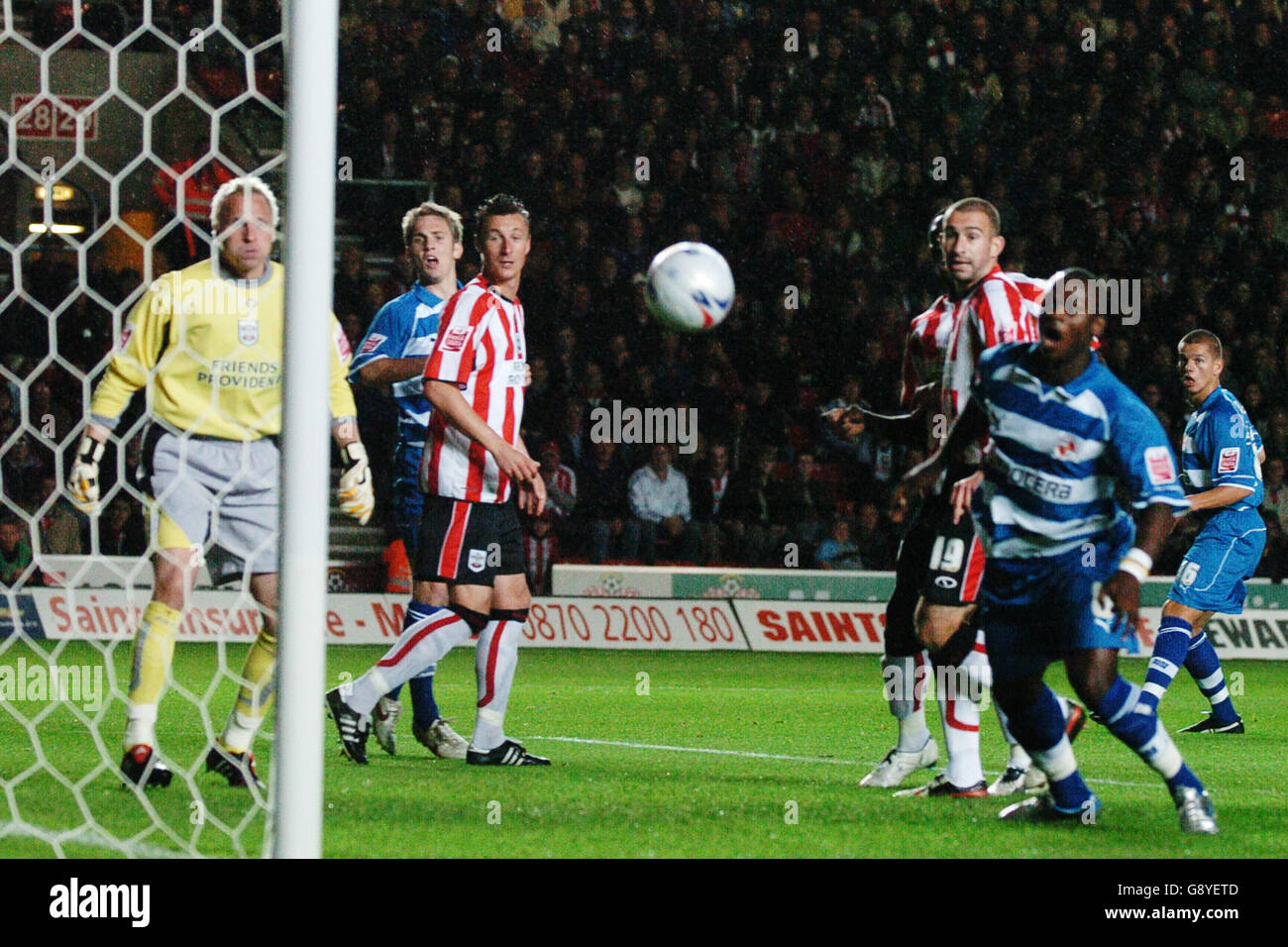 Fußball - Coca-Cola Football League Championship - Southampton gegen Reading - St Mary's Stadium. Lesen und Southampton Spieler beobachten den Ball gehen gerade weit von der Southampton Tor Stockfoto